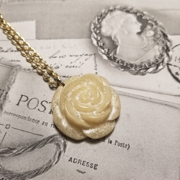 Vintage Jewelry - Pretty Carved Shell Rose Necklace